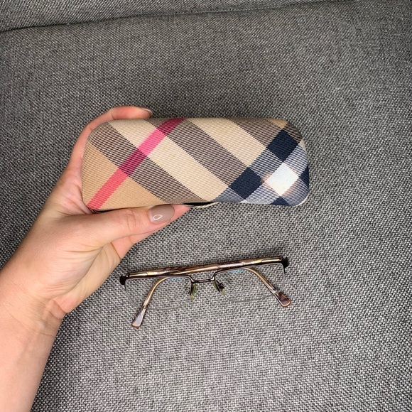 Burberry case and glasses 🤓 - Picture 7 of 12